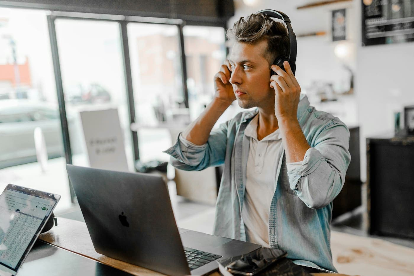 Un membre de l'équipe support OxaHost à son poste
