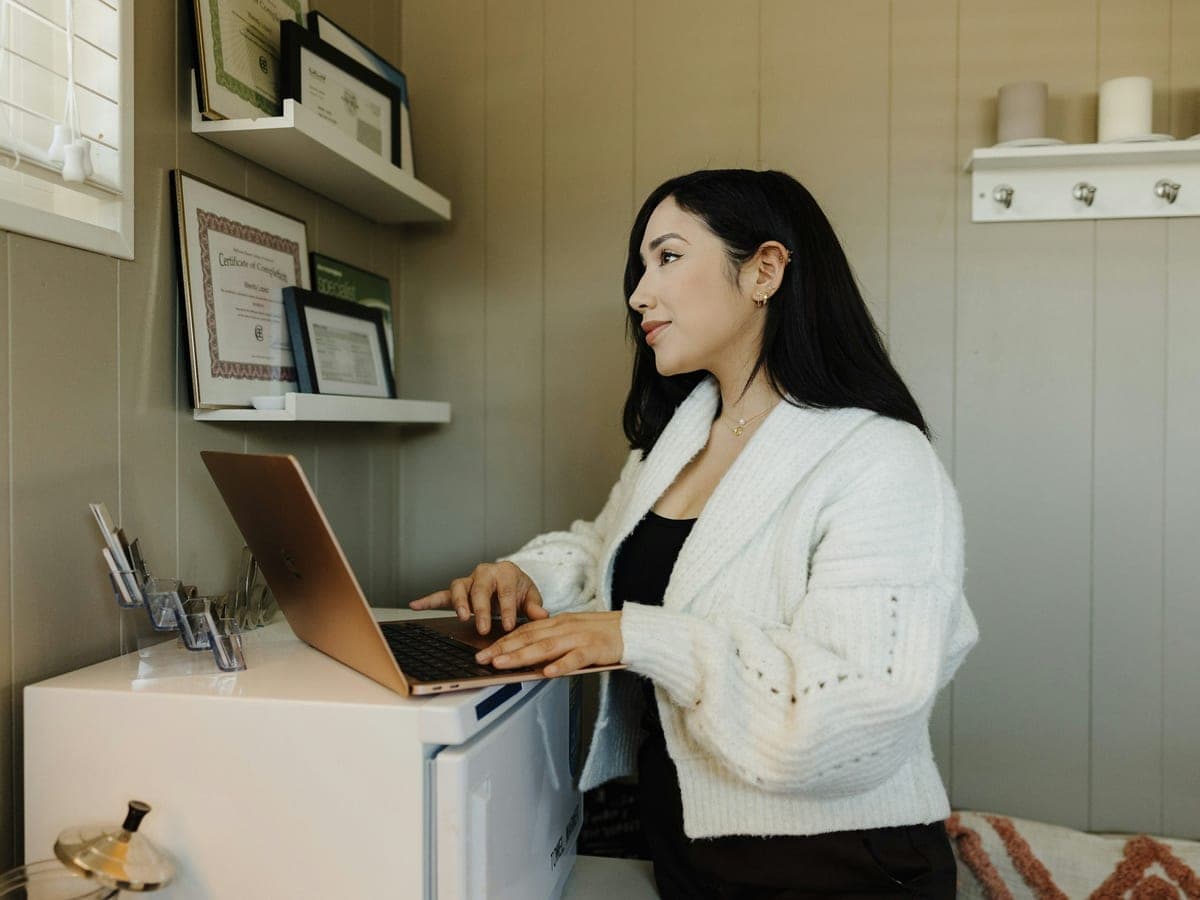Une professionnelle travaillant sur un portable dans son cabinet